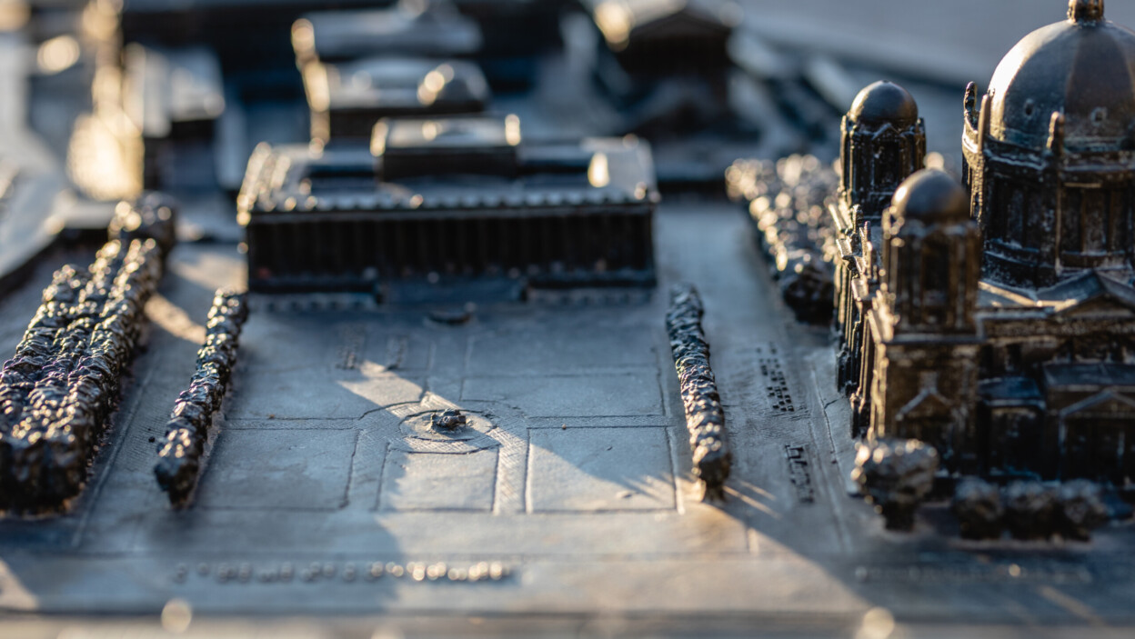 Wysoki kąt widoku samolotu na lotnisku