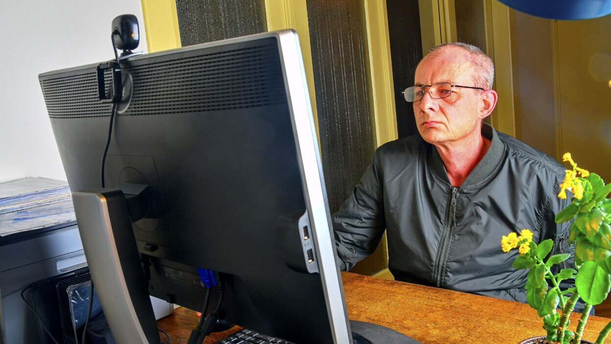 Mężczyzna w średnim wieku z okularami siedzący przy biurku dojrzały mężczyzna używający komputera osobistego koncepcja starsza