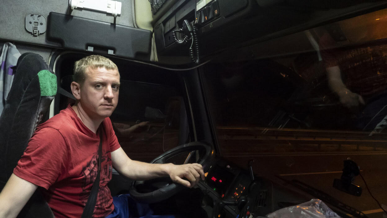 Portret mężczyzny siedzącego w autobusie w nocy
