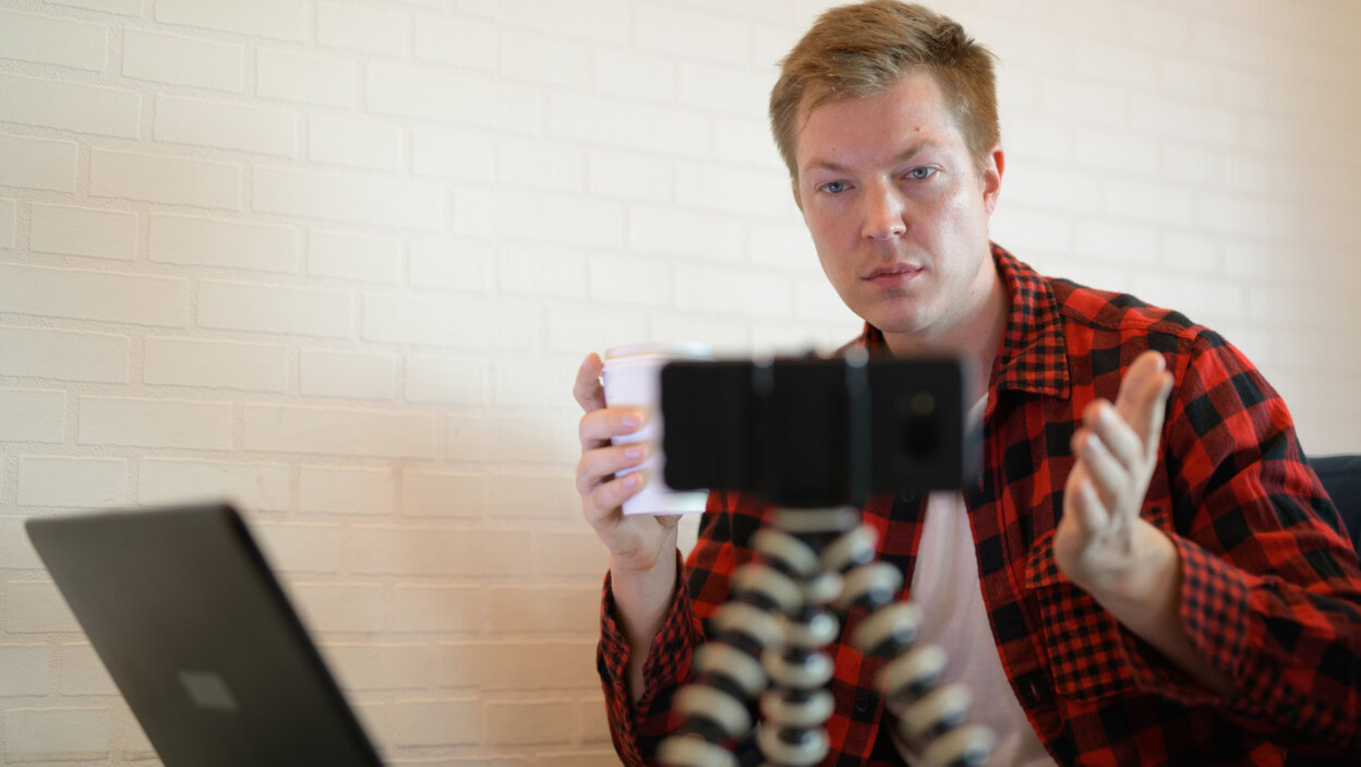 Młody Przystojny Mężczyzna Hipster Picia Kawy Podczas Vlogowania W