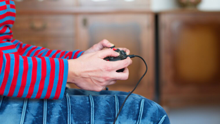 Środkowa część młodej kobiety grającej w gry wideo