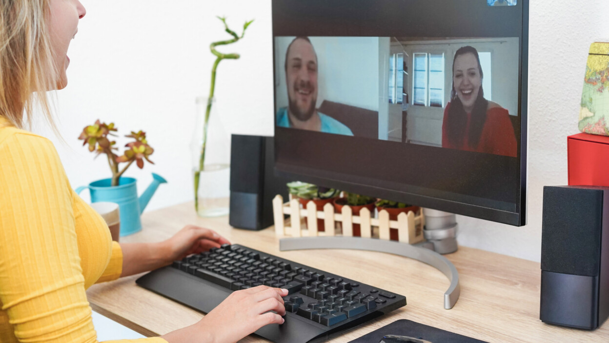 Wesoła młoda kobieta o rozmowie wideo na komputerze z przyjaciółmi - skup się na