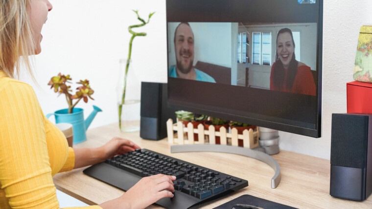 Wesoła młoda kobieta o rozmowie wideo na komputerze z przyjaciółmi - skup się na