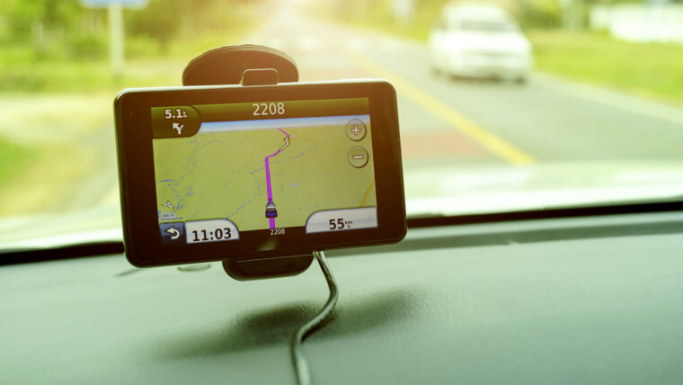 Zbliżenie smartfona w samochodzie