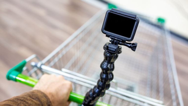 Zbliżenie mężczyzny trzymającego kamerę