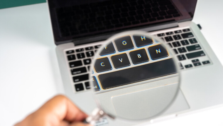 Zbliżenie osoby używającej laptopa na stole