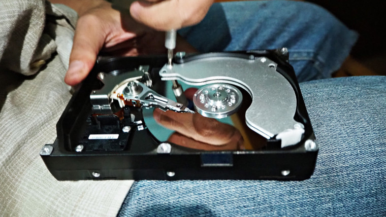 Środkowa sekcja człowieka naprawiającego dysk twardy