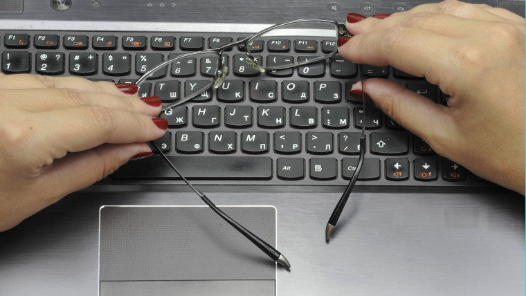 Przycięte ręce trzymające okulary