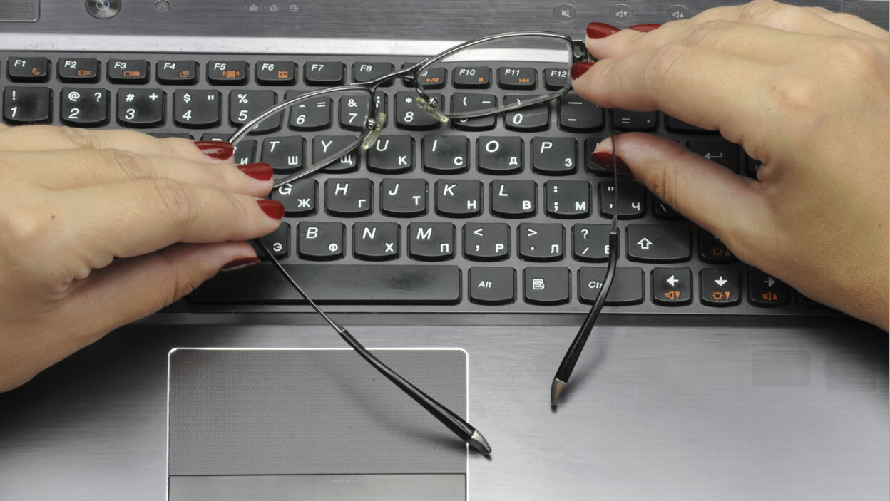 Przycięte ręce trzymające okulary