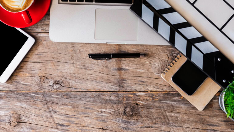 Wysoki kąt widoku smartfonu na stole