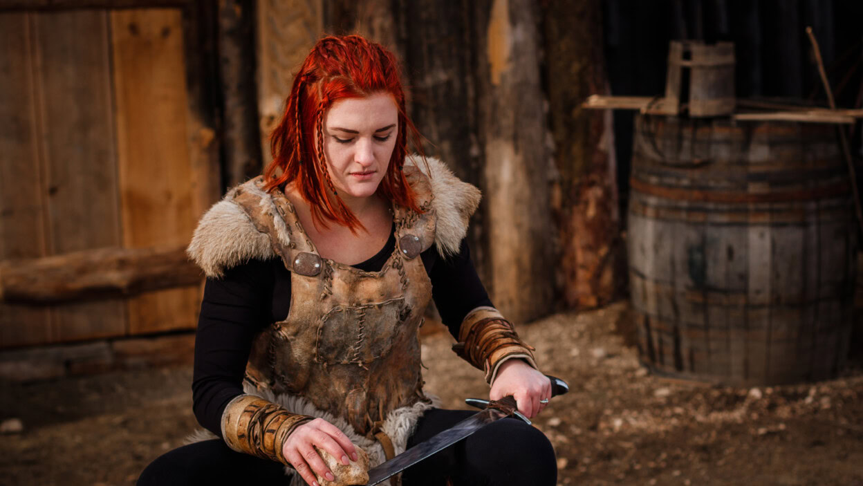 Piękna młoda kobieta ubrana w ubrania Wikingów