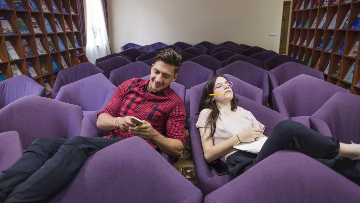 Dwóch studentów w hali biblioteki