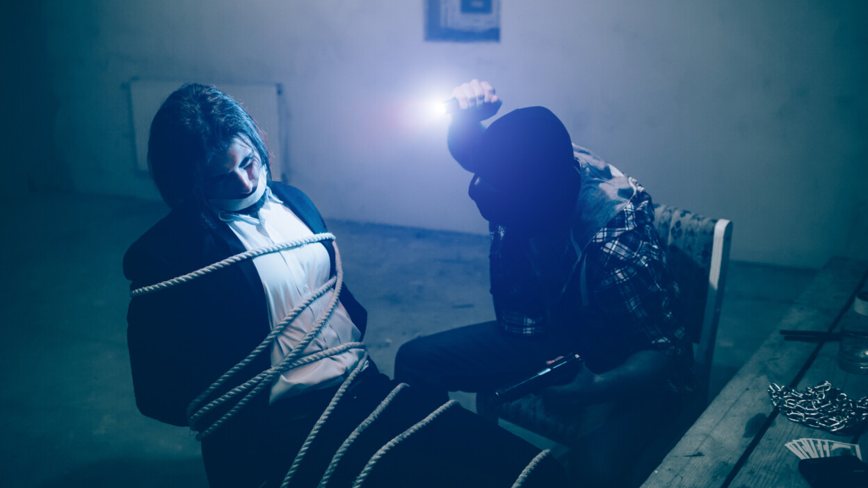 Ofiara siedzi na krześle. Jego ciało jest związane. Nie może patrzeć na swojego porywacza z powodu światła emitowanego przez małą żarówkę na czole zabójcy. Mężczyzna w masce siedzi przed swoją ofiarą.