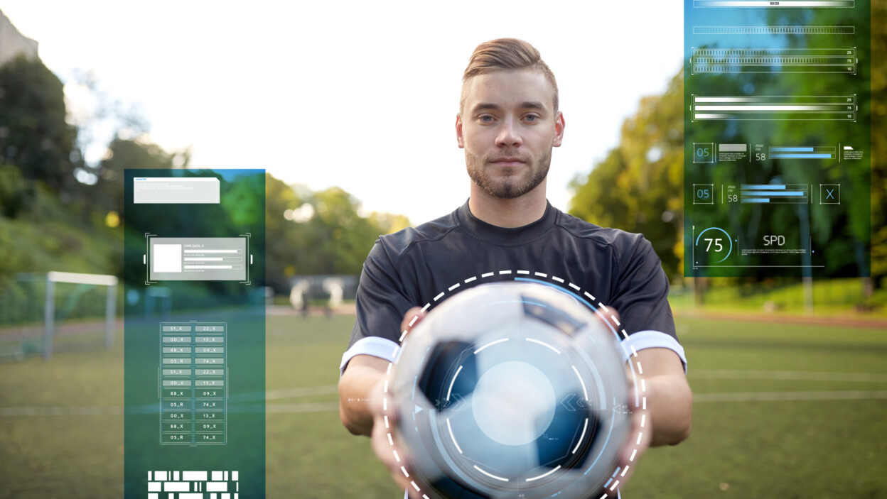 sport, trening piłkarski i ludzie - piłkarz z piłką na boisku