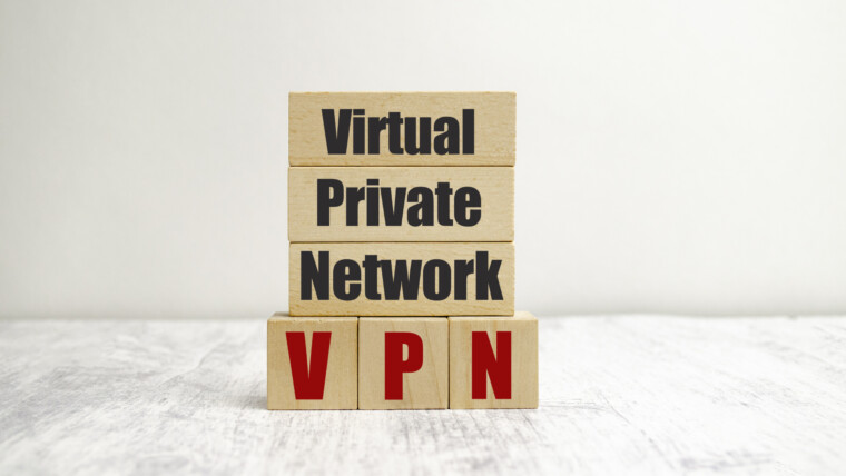 drewniane bloky z literami VPN napisanymi na białym tle
