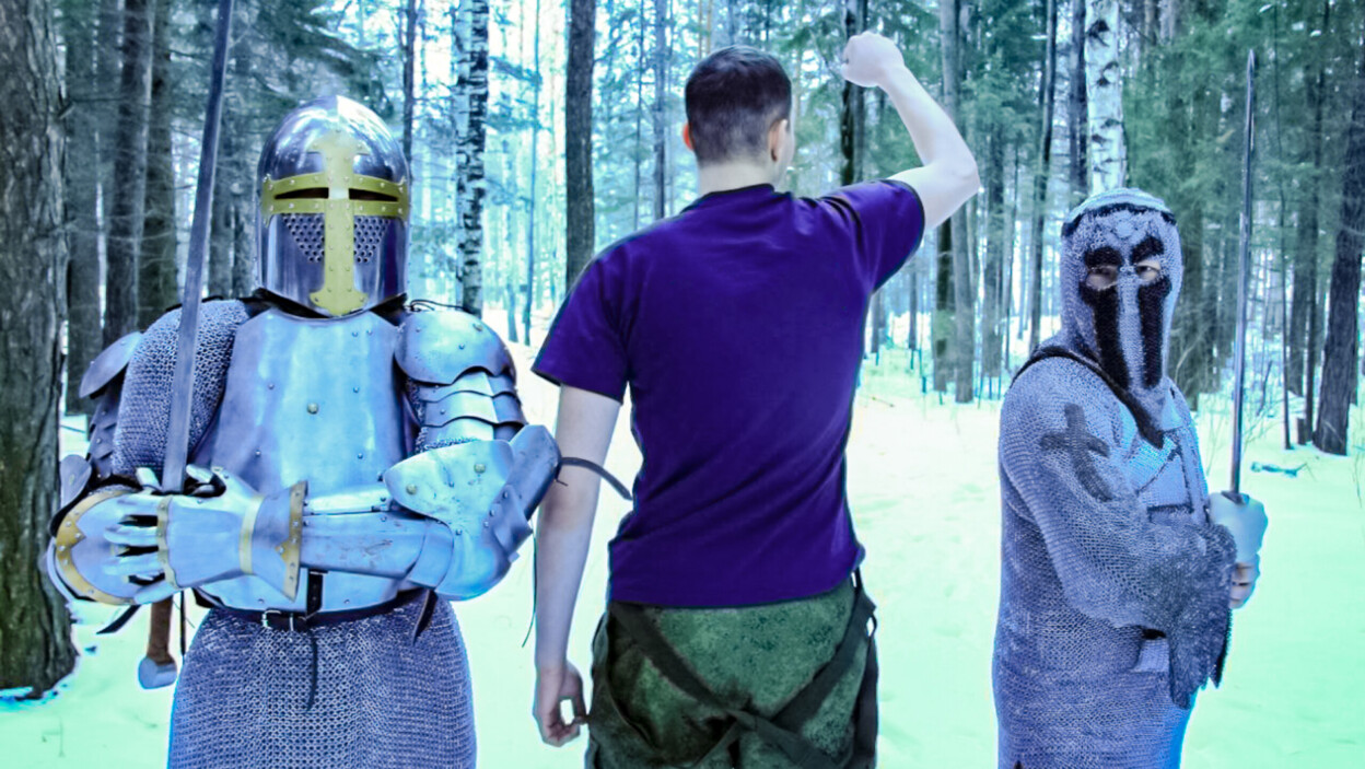 Rycerze w zbrojach i mieczu w środku zimowego lasu.