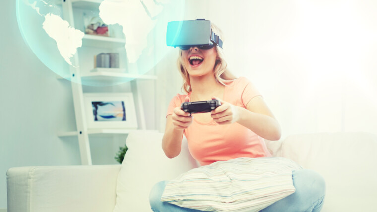 Kobieta w zestawie słuchawkowym wirtualnej rzeczywistości z kontrolerem