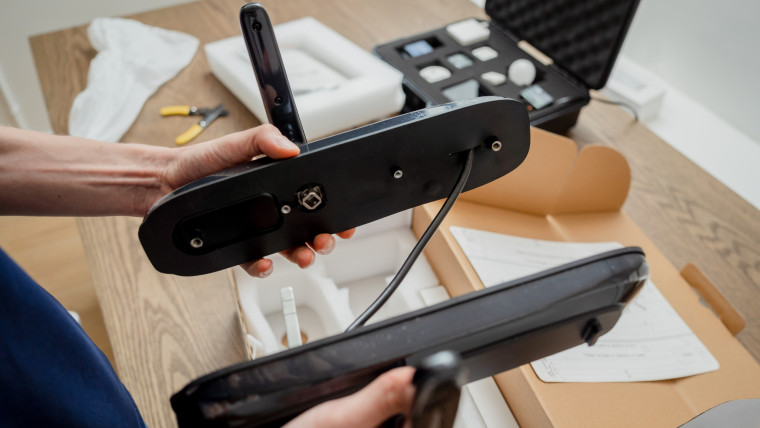 Technik montuje i instaluje inteligentne elektroniczne zamki drzwi do ochrony domu