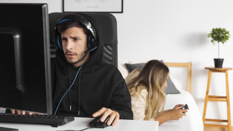 Średnio strzałowy mężczyzna grający w grę