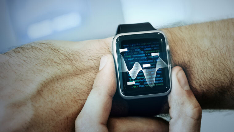 Mężczyzna sprawdzający podsumowanie danych na swoim smartwatchu