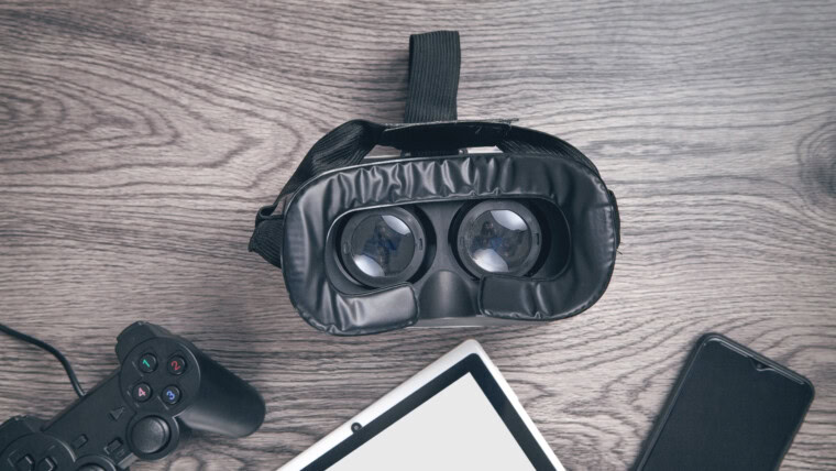 Gogle wirtualnej rzeczywistości, joystick, tablet, smartfon.