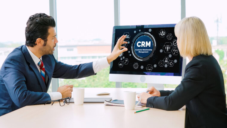 System zarządzania relacjami z klientami na modnym komputerze dla biznesu CRM