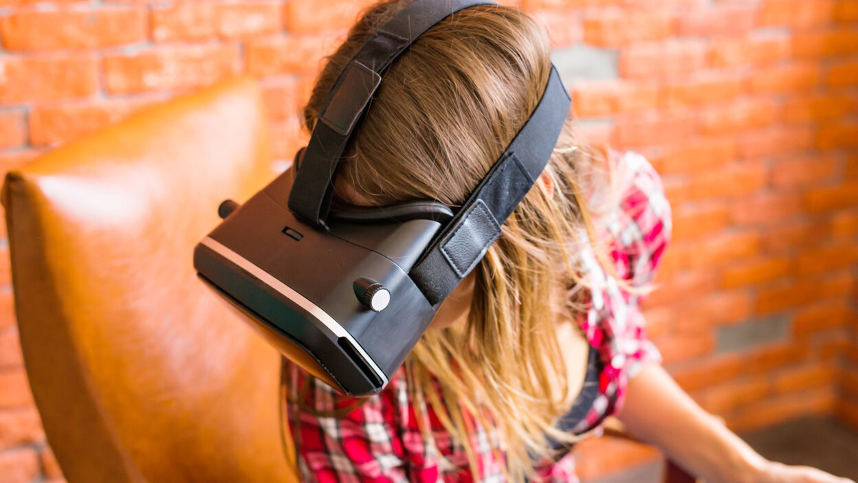 Technologia 3D, wirtualna rzeczywistość, rozrywka i koncepcja ludzi - szczęśliwa młoda kobieta z zestawem słuchawkowym wirtualnej rzeczywistości lub okularami 3d grającymi w grę i walczącymi