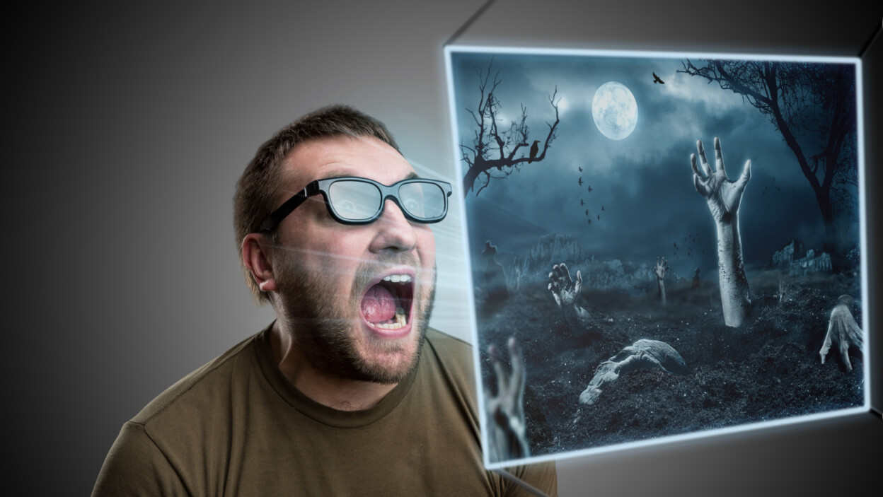 Przestraszony mężczyzna w okularach 3D patrzący na okropny obraz