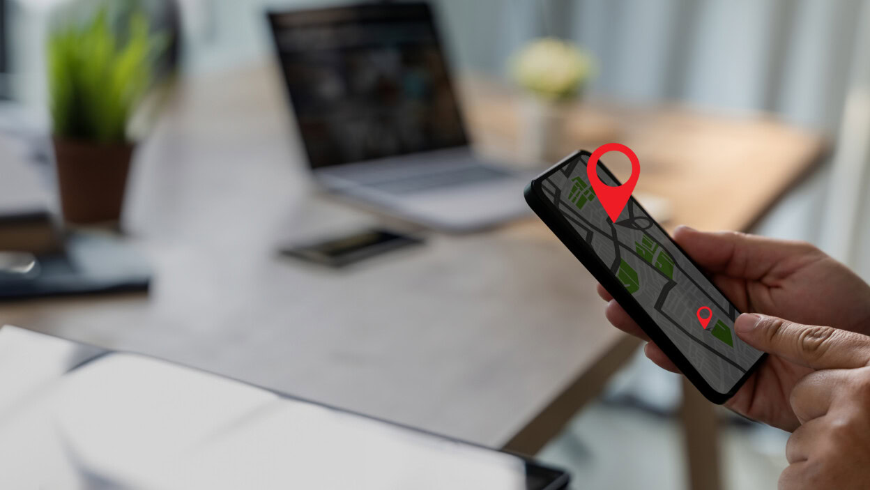 Zbliżenie na telefonie GPS nawigator w biurze do kawiarni Mapa ulica z ikonami GPS Nawigacja