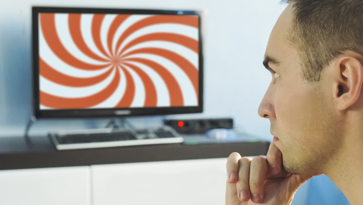 Starszy mężczyzna z praniem mózgu. hipnotyczna spirala na ekranie telewizora. Młody człowiek zahipnotyzowany fałszywymi informacjami na ekranie monitora. Fałszywe wiadomości w Internecie. widz przed telewizorem.
