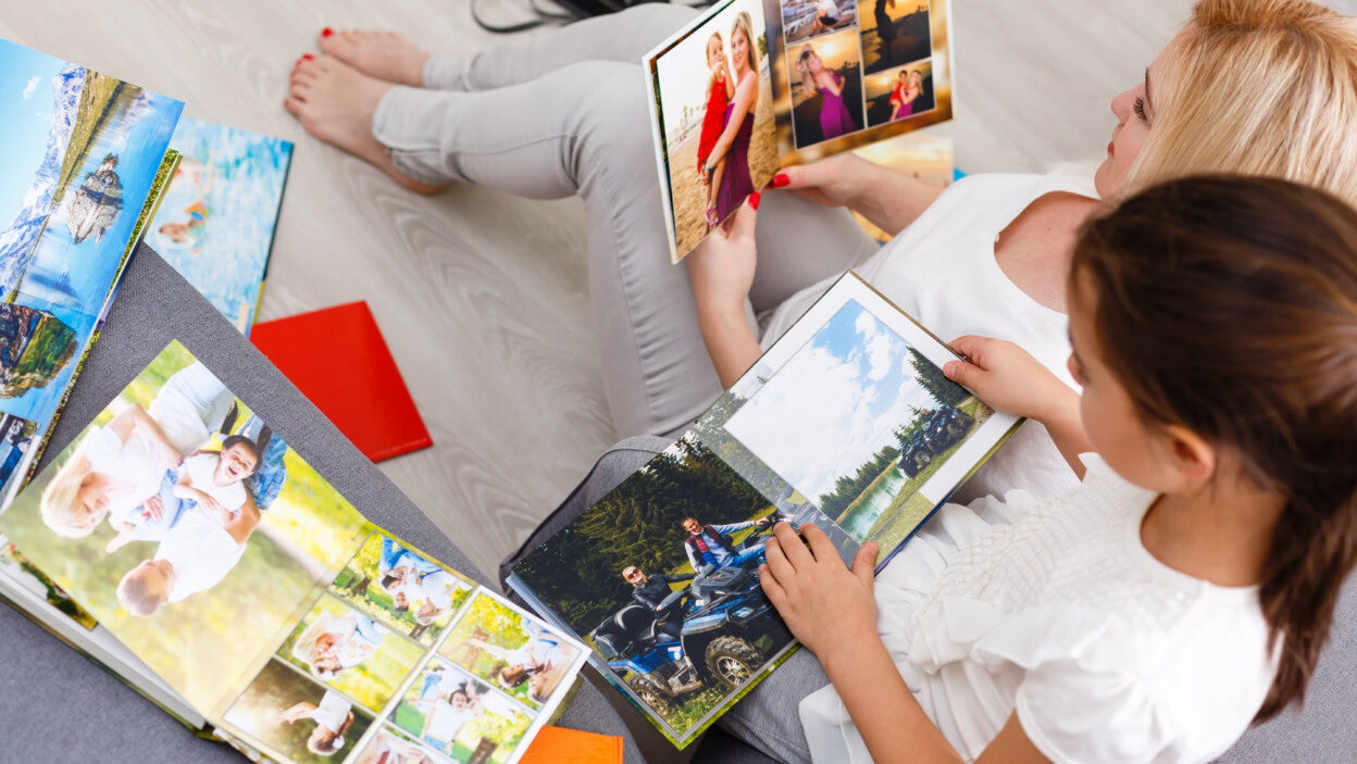 Matka pokazuje córce album ze zdjęciami