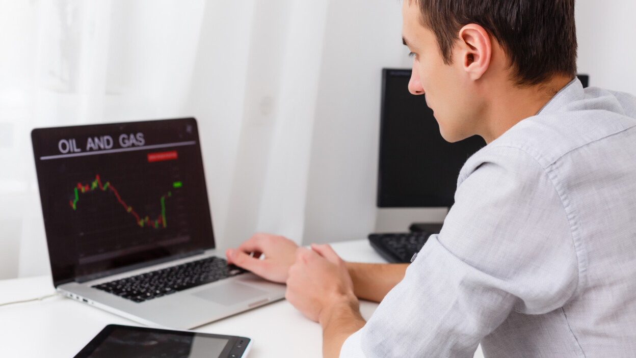 Zbliżenie: biznesmen analizujący wykres na laptopie w miejscu pracy w biurze