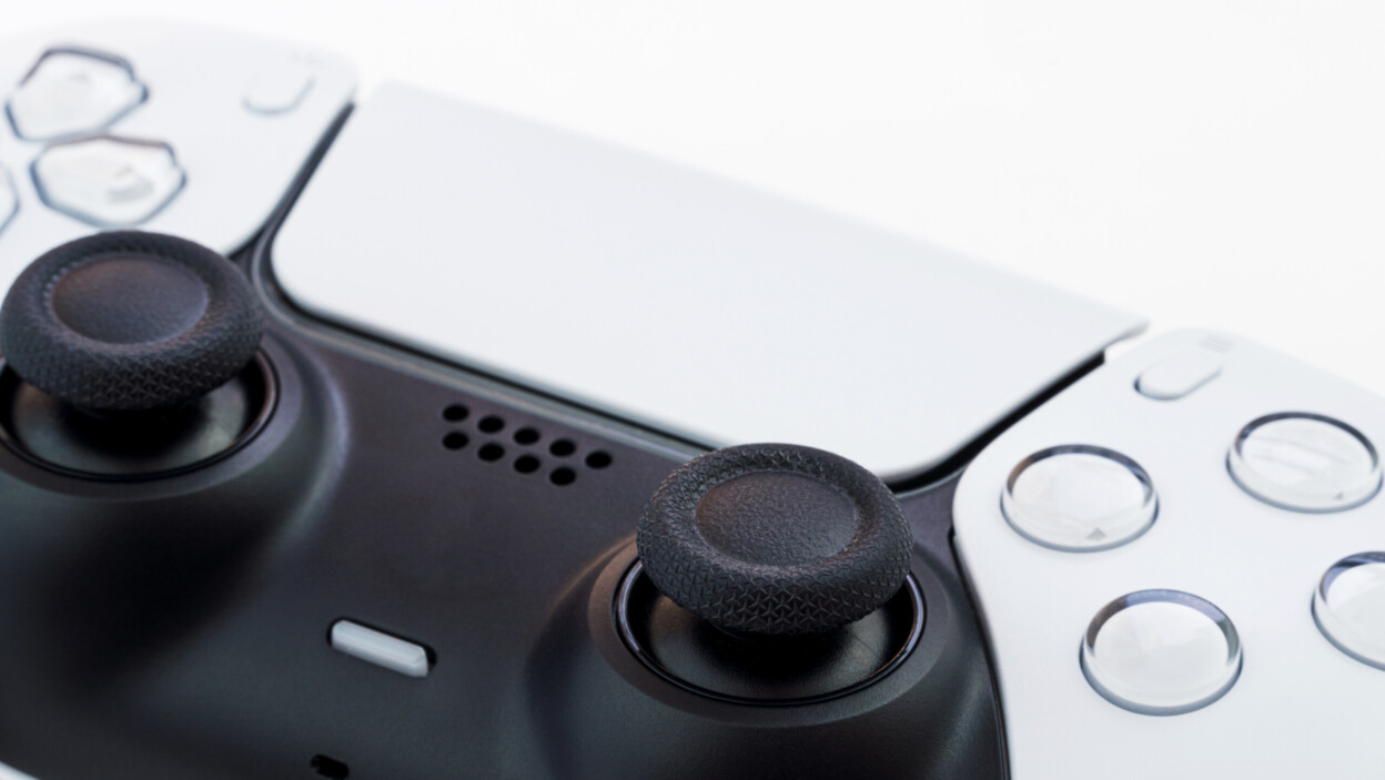 Kontroler gier nowej generacji biały na białym tle.