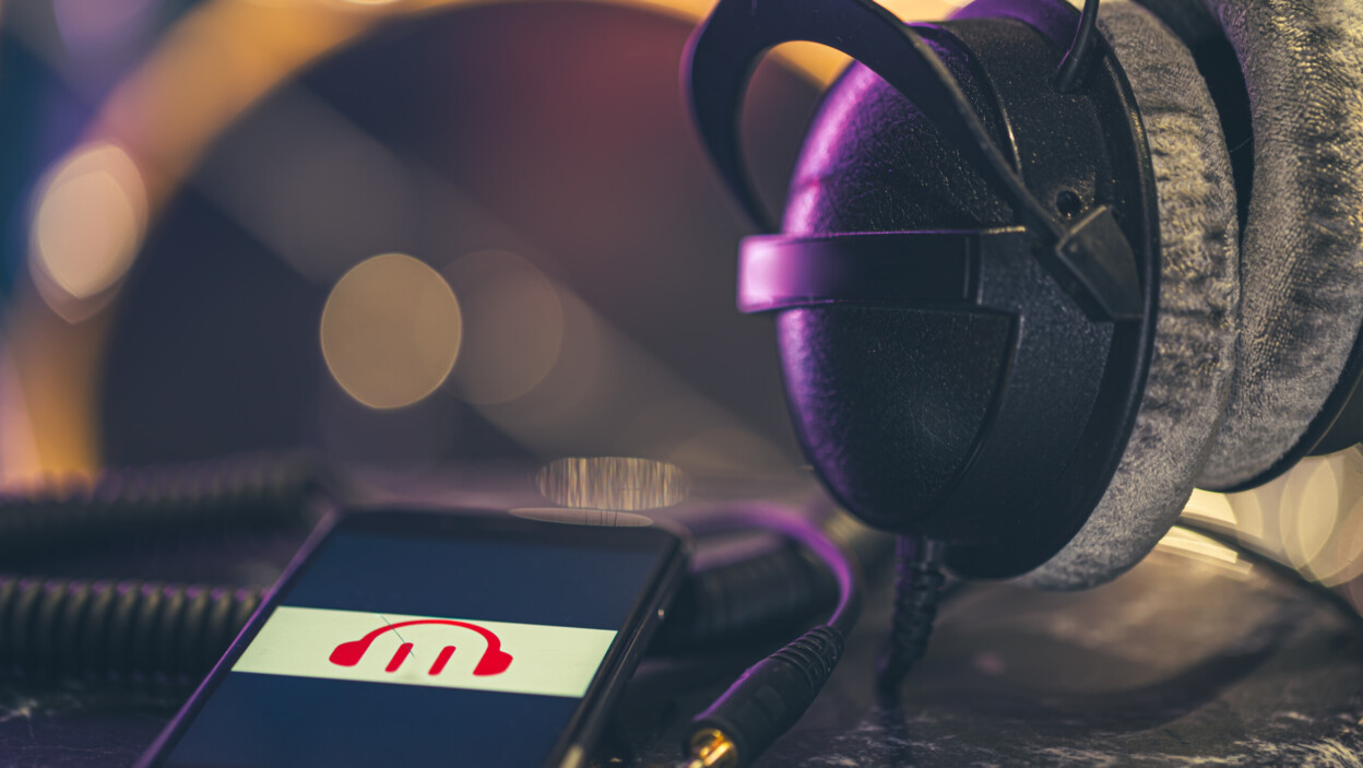 Telefon z ikoną muzyki i słuchawkami na niewyraźne tło, koncepcja słuchania muzyki, miejsce.