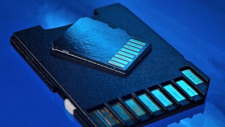 Pamięć flash micro sd i adapter do zbliżenia.