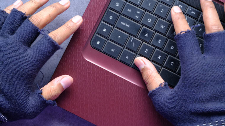 Hacker ręcznie kradnie dane z laptopa z góry w dół