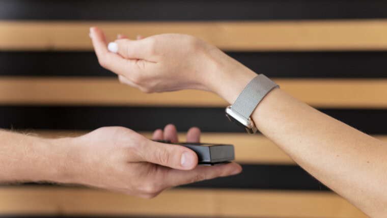 Osoba płacąca za pomocą aplikacji portfela smartwatch
