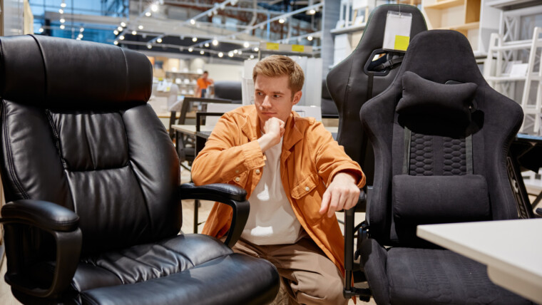 Młody, przystojny mężczyzna decyduje, jaki fotel kupić.