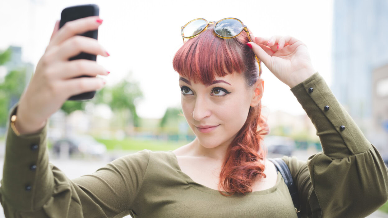 młody przystojny rudy kobieta biorąc selfie