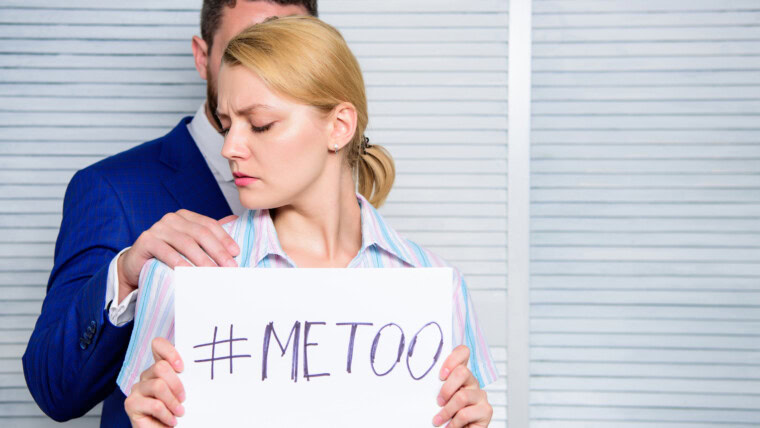 Wstrzymać przemoc wobec kobiet. Molestowanie seksualne między kolegami i flirtowanie w biurze. Relacje z kolegami z biura. #metoo jako nowy ruch.