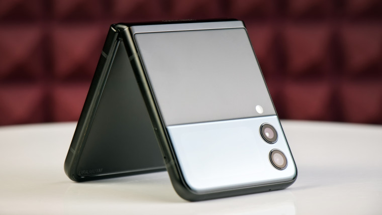 Moskwa, Rosja – 30 sierpnia 2021: Samsung oficjalnie wprowadza na rynek najnowszy flagowy smartfon Samsung Galaxy Flip 3 ze składanym wyświetlaczem.