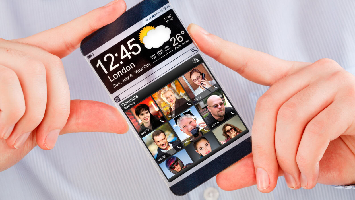 Futurystyczny inteligentny telefon (phablet) z przezroczystym wyświetlaczem w ludzkich rękach. Koncepcja aktualna przyszłość innowacyjne pomysły i najlepsze technologie ludzkości.