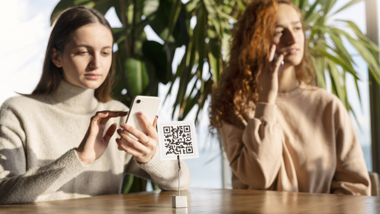 Osoba skanująca kod qr