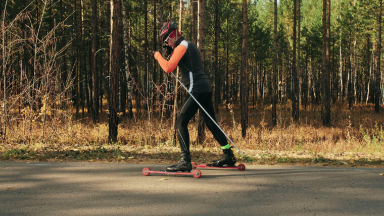 Szkolenie sportowca na rolkach Jazda biathlonowa na nartorolkach z kijkami narciarskimi