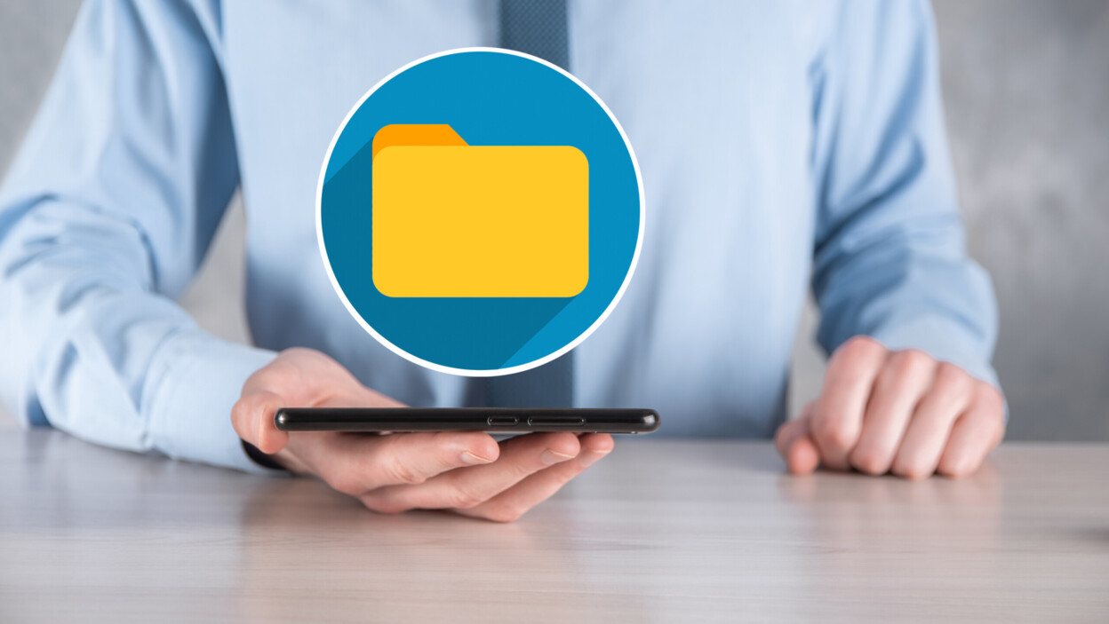 Biznesmen przytrzymaj ikonę folderuDocument Management System lub konfiguracja DMS przez konsultanta IT z nowoczesnym komputerem wyszukują zarządzanie informacjami i plikami firmowymiPrzetwarzanie biznesowe