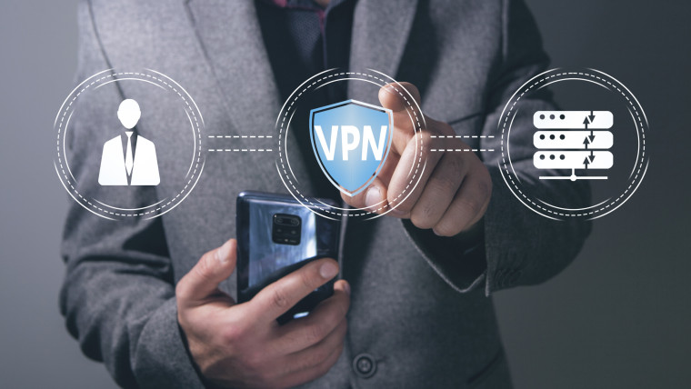 Ikona VPN i serwer Anonimowość koncepcji i dostęp Mężczyzna naciska ekran i zatrzymuje telefon