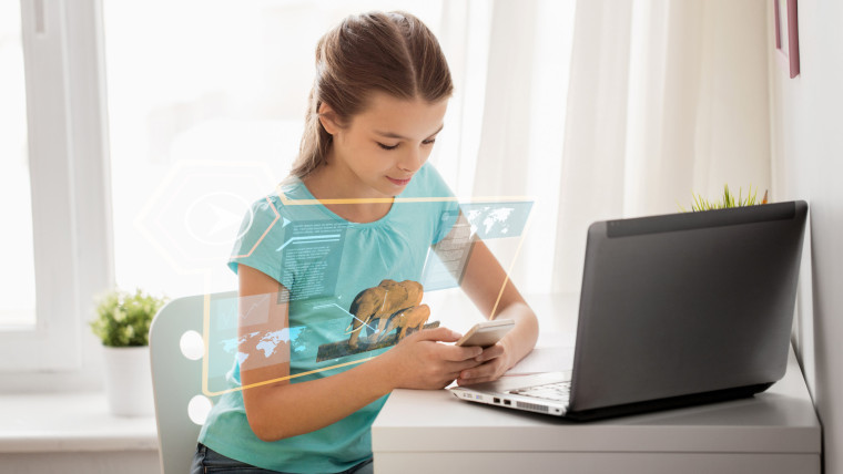 Dziewczyna z telefonem komórkowym studiuje przyrodę online w domu