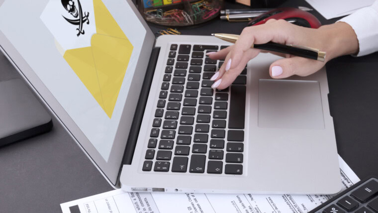 Kobiece dłonie z manicure na klawiaturze laptopa i ostrzeżeniem na ekranie komputera koperta z czaszką i piszczelami system jest zhakowany Zdjęcie wysokiej jakości
