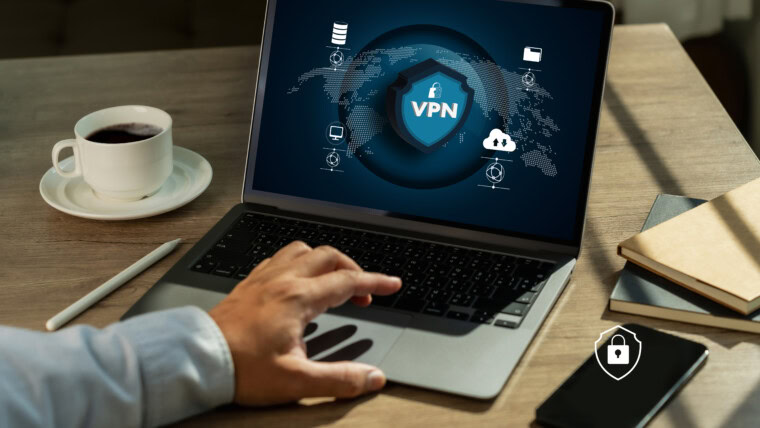 Sieć zabezpieczeń VPN z człowiekiem korzystającym z sieci prywatnej ochrony laptopa