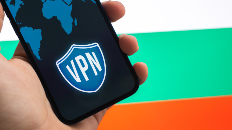 VPN w Bułgarii Koncepcja bezpiecznego i bezpiecznego Internetu Prywatność Ręka z telefonem komórkowym i aplikacją VPN Flaga i laptop na zdjęciu w tle